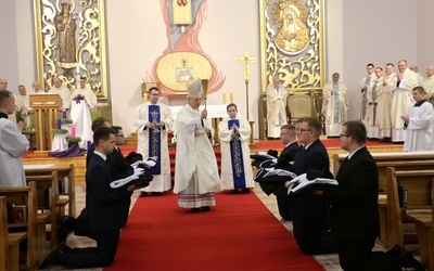 Stroje duchowne poświęcił bp Marek Solarczyk.