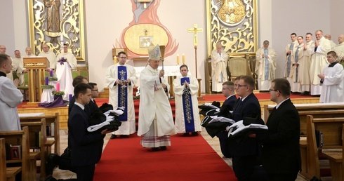 Stroje duchowne poświęcił bp Marek Solarczyk.