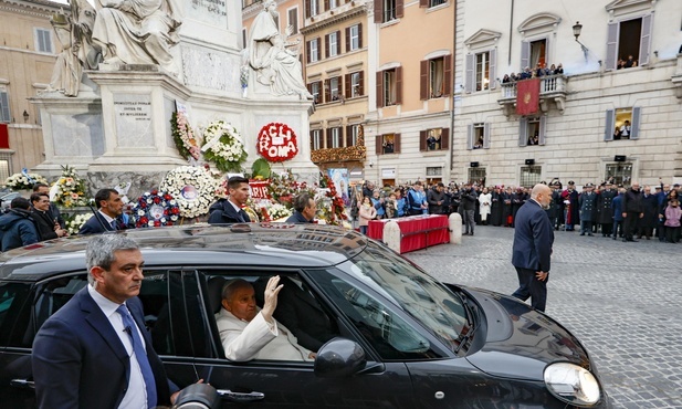 Franciszek do Maryi: bądź z matkami widzącymi cierpienie swych dzieci
