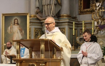 W imieniu pijarów zawierzenie odczytał o. Marek Barczewski.