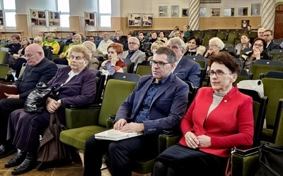 Dr Andrzej Niemirski trzeci od lewej w pierwszym rzędzie.