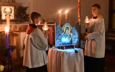 Przy ołtarzu ministranci i lektorzy przygotowali oprawę liturgiczną.