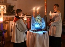 Przy ołtarzu ministranci i lektorzy przygotowali oprawę liturgiczną.