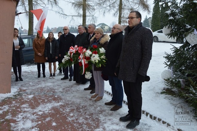 Złożono kwiaty pod tablicą upamiętniającą nadanie szkole imienia Oddziału Partyzanckiego Armii Krajowej "Doliniacy".