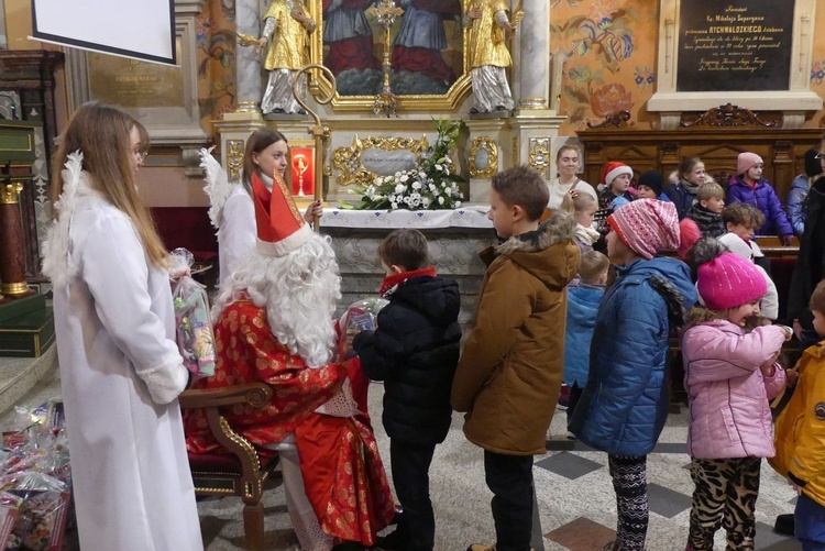 Wprowadzenie relikwii św. Mikołaja do bazyliki w Rychwałdzie