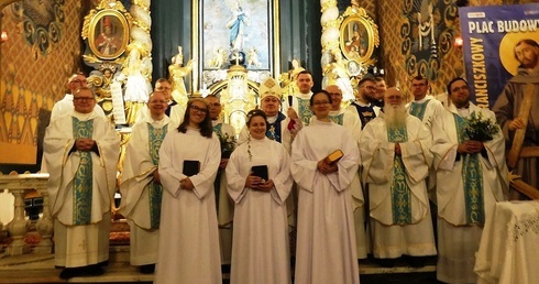 Panie, które dołączyły do stanu dziewic konsekrowanych, z duszpasterzami.