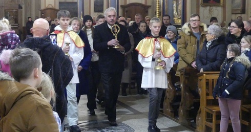 Parafianie wnieśli relikwiarz św. Mikołaja.