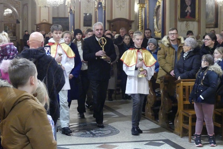 Parafianie wnieśli relikwiarz św. Mikołaja.