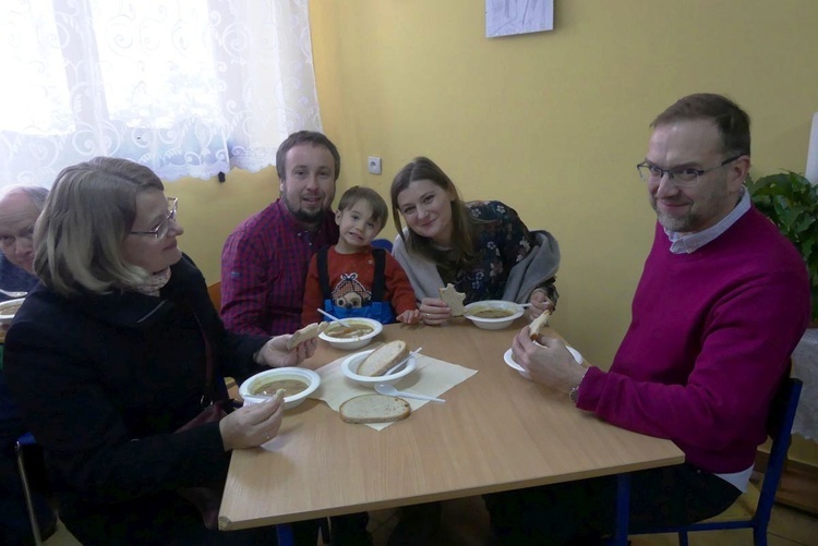 Po Mszy św. i spotkanu w kościele na wszystkich czekała agapa - nie zabrakło gorącej zupy.