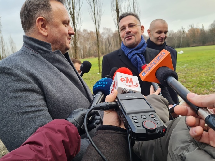 Chorzów. Ruszył montaż sceny na noc sylwestrową w Parku Śląskim