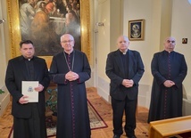 Ks. Mirosław Bucior odebrał nominację z rąk abp. Stanisława Budzika.