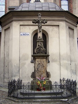 Tak krzyż wyglądał przed renowacją 