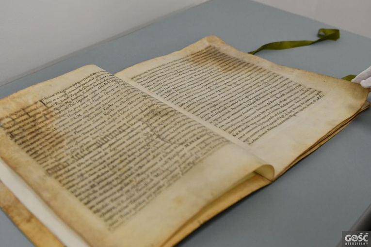 Trzy pergaminy z archiwum diecezjalnego już po konserwacji