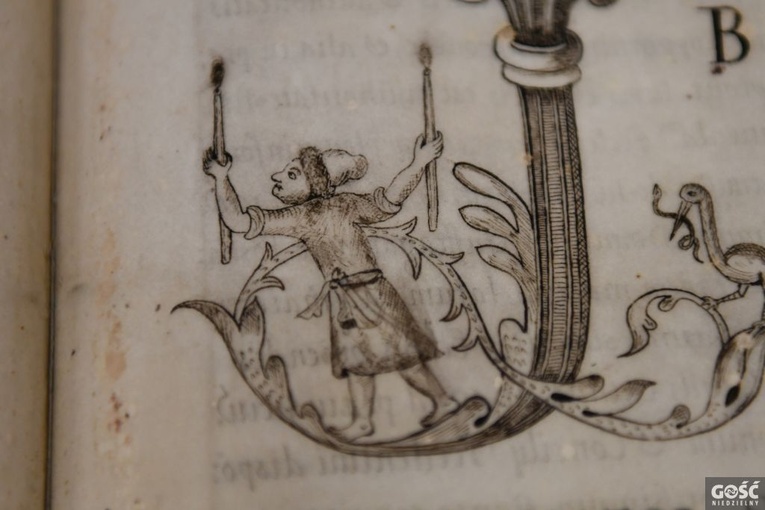 Trzy pergaminy z archiwum diecezjalnego już po konserwacji