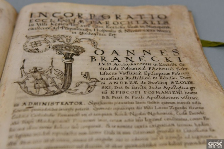 Trzy pergaminy z archiwum diecezjalnego już po konserwacji