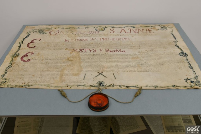 Trzy pergaminy z archiwum diecezjalnego już po konserwacji