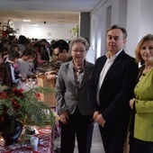 W kiermaszu udział wzięli m.in. dyrektor szkoły Elżbieta Sobieraj i burmistrz Piotr Leśnowolski.