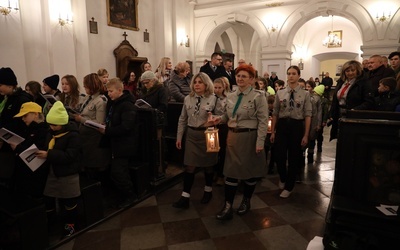 Światełko przekazali harcerze wraz z komendantką Hufca pwd. Jolantą Ziarko i zastępczynią komendanta phm. Renatą Lachowicz.