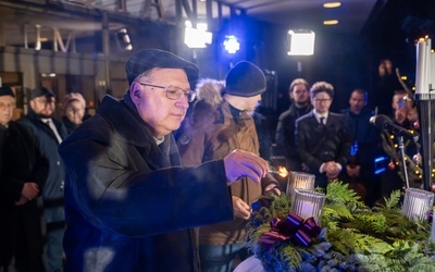 Zapalone świece są znakiem, że Bóg rozjaśnia każdą ciemność.