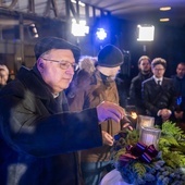 Zapalone świece są znakiem, że Bóg rozjaśnia każdą ciemność.