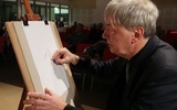 Mariusz Bajek rysuje kapliczkę św. Felicyty.