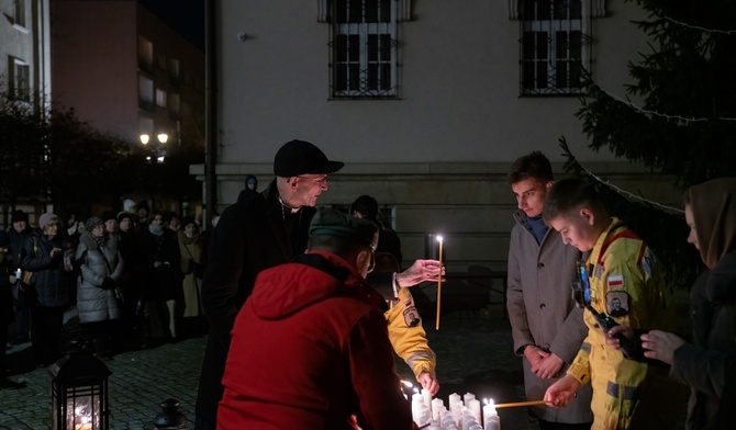 Podczas spotkania harcerze przekazali Betlejemskie Światło Pokoju.