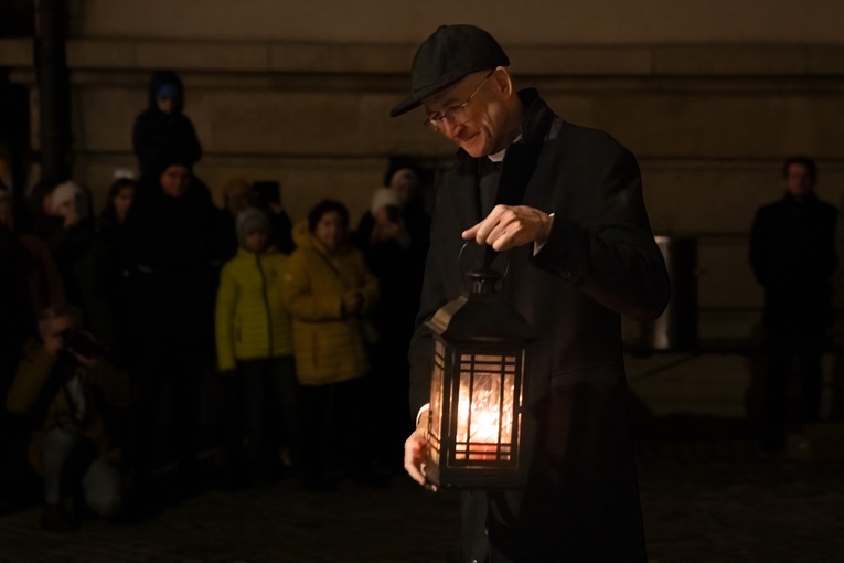 Rozświetlenie choinki przed katowicką kurią