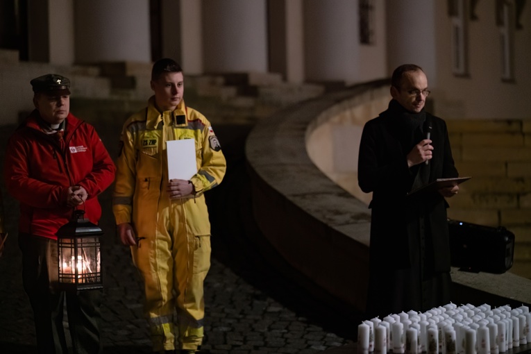 Rozświetlenie choinki przed katowicką kurią