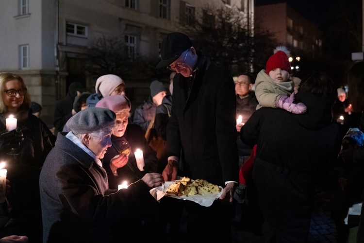 Rozświetlenie choinki przed katowicką kurią