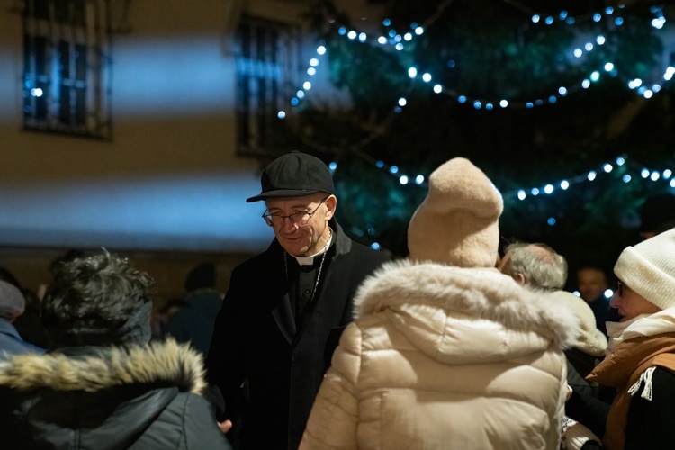 Rozświetlenie choinki przed katowicką kurią