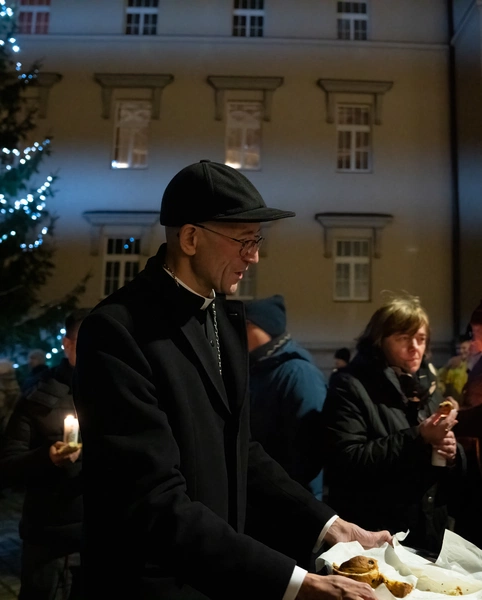 Rozświetlenie choinki przed katowicką kurią