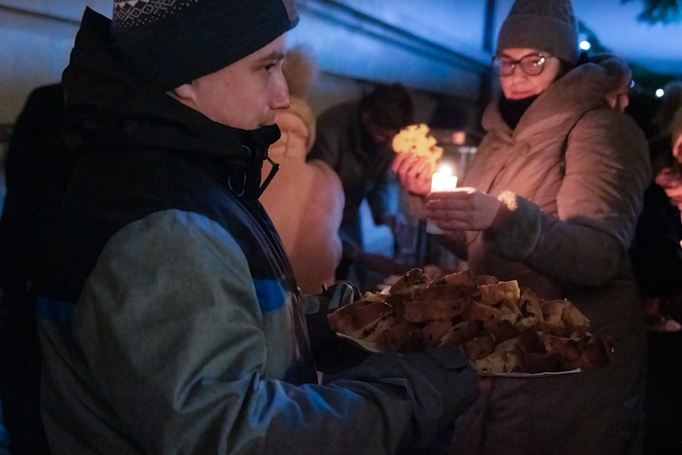 Rozświetlenie choinki przed katowicką kurią