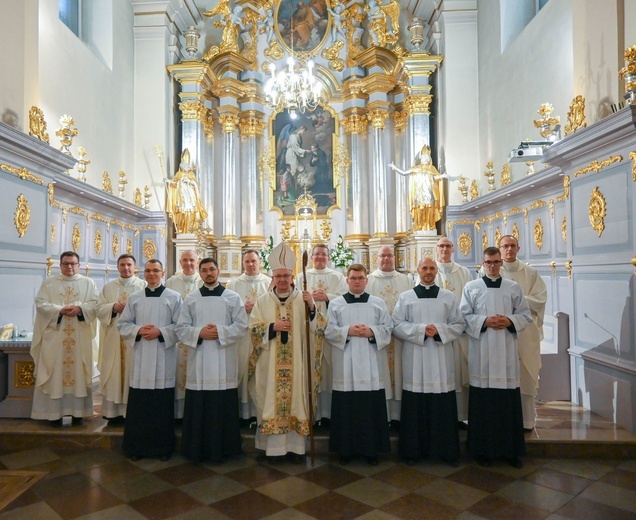 Przygotowanie do kapłaństwa to droga, która uczy posługi i świadectwa wiary.