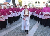 Ks. Wojciech Werner (pierwszy z prawej) został kustoszem kapituły kolegiackiej w Mielcu.