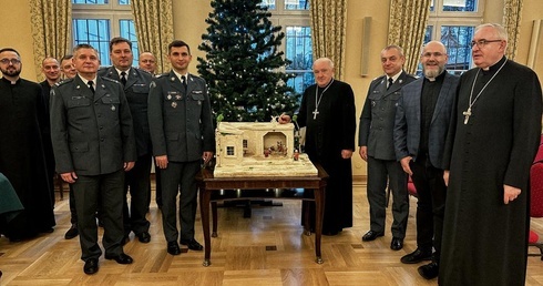 Szopka zza krat dla kardynała