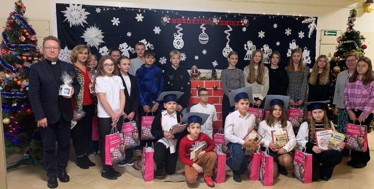 Młodzi miłośnicy Biblii z ks. Jackiem Kucharskim, Elżbietą Sobieraj i s. Bożeną Molendowską.