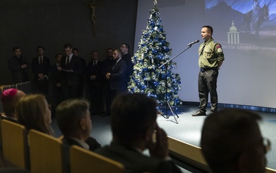 W trakcie spotkania Grzegorz Ociepka, zastępca komendanta Chorągwi Śląskiej ZHP, przekazał Betlejemskie Światło Pokoju.