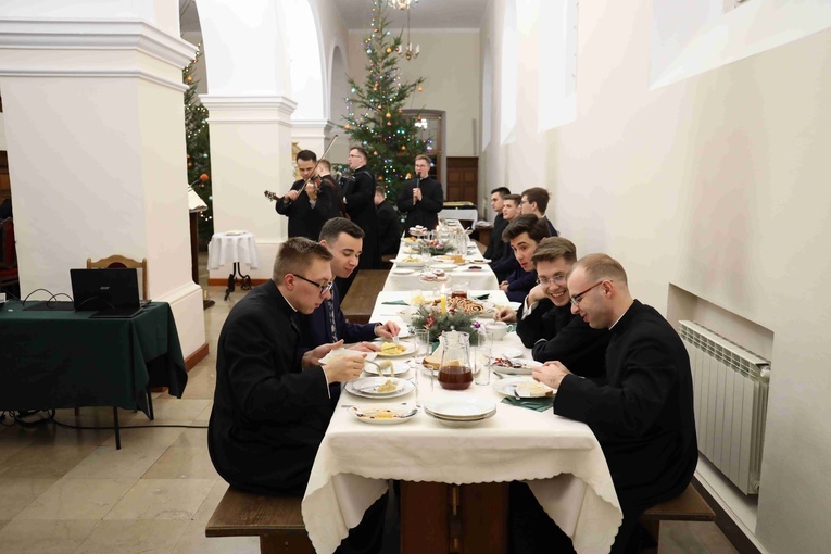 Spotkanie odbyło się w refektarzu kleryckim.