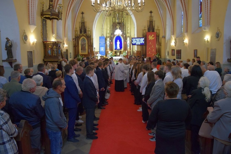 Pandemia znacząco wpłynęła na skalę uczestnictwa w niedzielnej Mszy św. oraz życie sakramentalne.