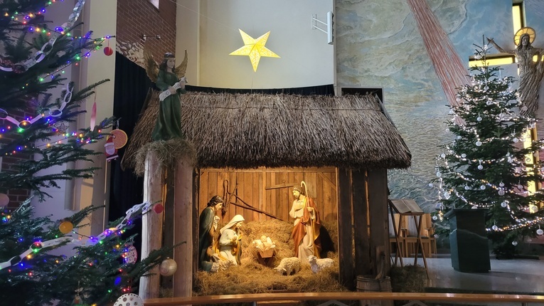 Jezus malusieńki leży wśród stajenki