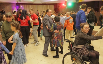 Bal osób z niepełnosprawnościami w Legnicy