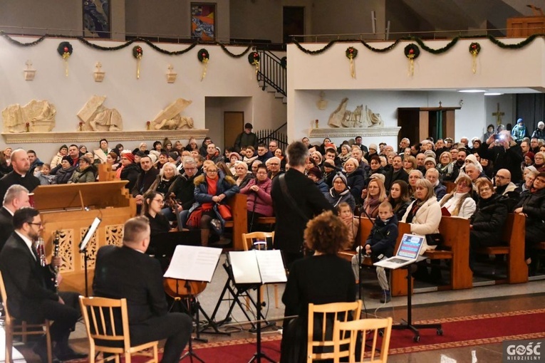 Kościół pełen ludzi i kolęd