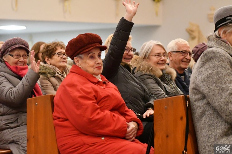 Kościół pełen ludzi i kolęd