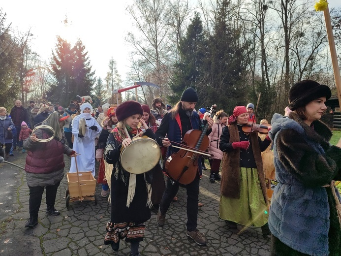 Dygająca kapela w dawnym pochodzie kolędniczym 