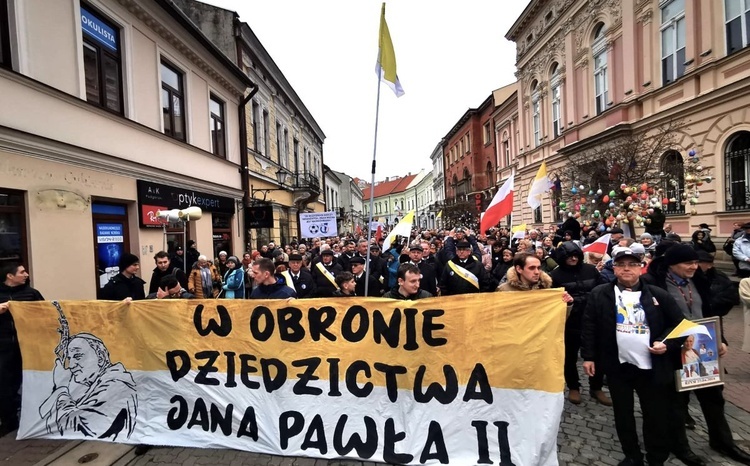 Marsz w obronie Jana Pawła II w Tarnowie.