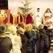 	Podczas Mszy św. małżonkowie odnawiali swoje przyrzeczenia z dnia zaślubin.