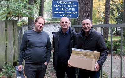 ▲	Od lewej: Kacper Kulawik, Andrzej Golik i Andrzej Sitarz przy więziennej bramie.