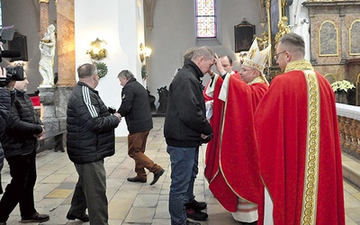 Po Eucharystii każdy z przybyłych otrzymał indywidualne błogosławieństwo.