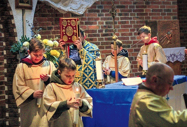 Opole. Liturgia świąteczna Wprowadzenia Bogurodzicy do świątyni.