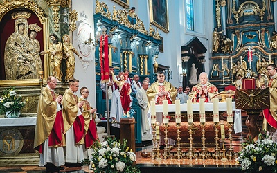 ▼	Nie było miesiąca, w którym nie odbywałyby się ważne wydarzenia religijne, patriotyczne czy sportowe. Na zdjęciu Msza św., podczas której bp Dziuba udzielił święceń kapłańskich.